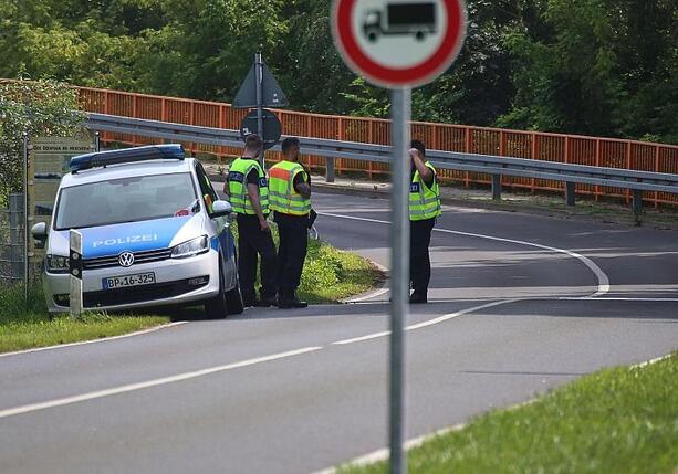 Bild vergrößern: Merz sieht Schritt zu möglichem Ende der Grenzkontrollen
