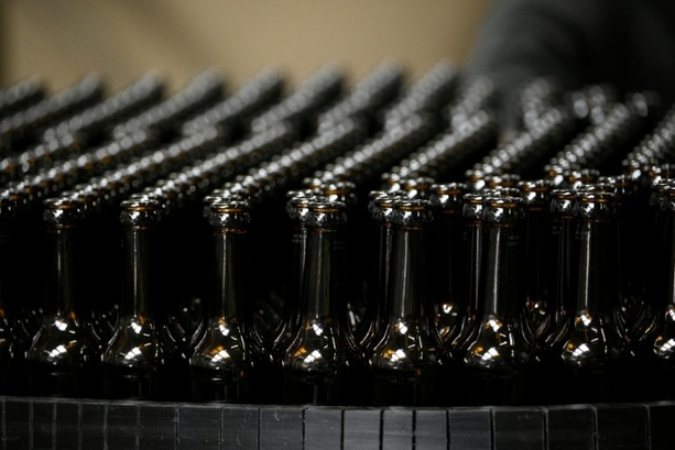 Bild vergrößern: Lastwagen verliert hunderte Kisten Bier auf Bundesstraße in Sachsen