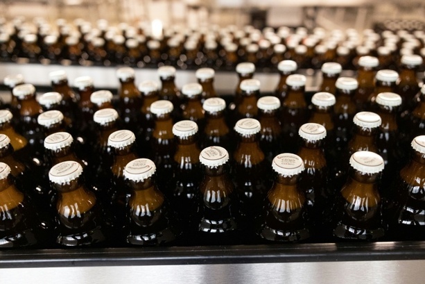 Bild vergrößern: Lastwagen verliert hunderte Kisten Bier auf Bundesstraße in Baden-Württemberg