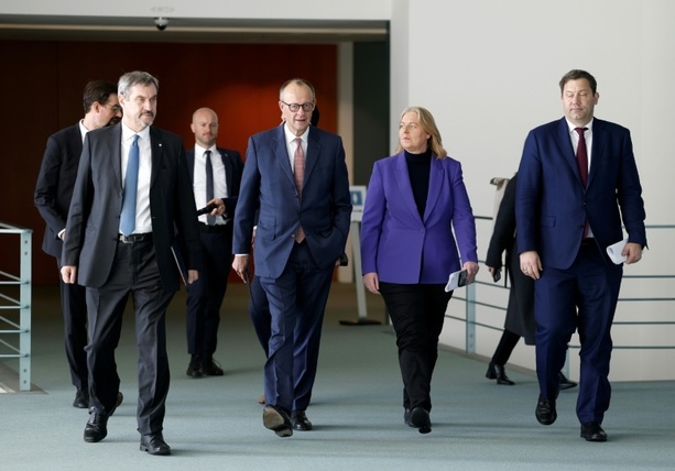 Bild vergrößern: Vor Koalitionsausschuss: Merz sieht keinen neuen Streit bei  Bürgergeld-Reform