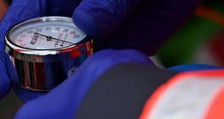 Auto prallt gegen Sattelzug: Zwei Tote bei Verkehrsunfall in Baden-Württemberg