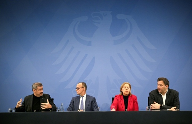 Bild vergrößern: Trotz Leichtsinnsfehlern und Zitterpartie: Söder hält Koalition für stabil