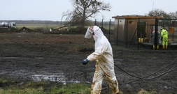 Erdölhavarie in Brandenburg: Abtransport von Erde beginnt - Bach betroffen