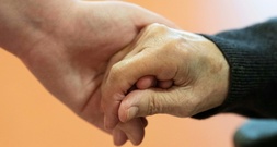 Zukunftspakt Pflege: Kritik von Kassen und AWO - Arbeitgeber zuversichtlich