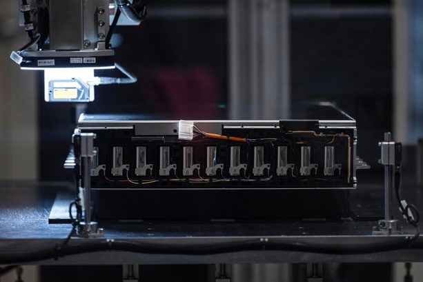 Bild vergrößern: Fabrik für E-Auto-Batterien in Nordfrankreich eröffnet