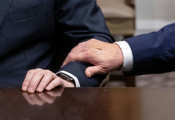 Bild vergrößern: Pflaster an Trumps Hand: Weißes Haus nennt wieder Händeschütteln als Grund