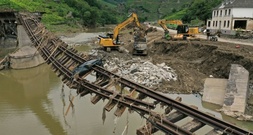 Bei Überschwemmungen zerstörte Ahrtalbahn wiedereröffnet