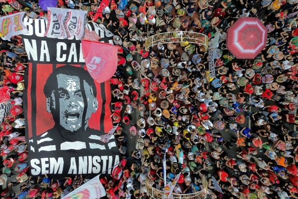 Bild vergrößern: Tausende protestieren in Brasilien gegen Strafverkürzung für Ex-Präsident Bolsonaro