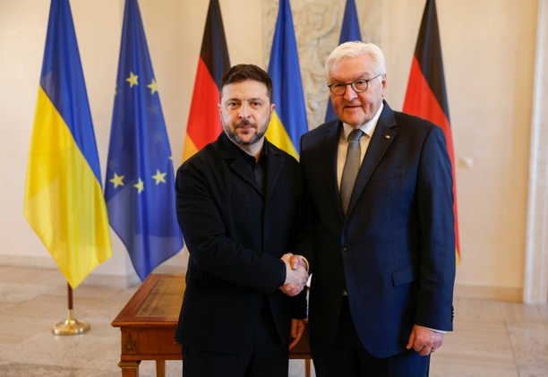 Bild vergr&ouml;&szlig;ern: Steinmeier empfängt Selenskyj offiziell in Berlin