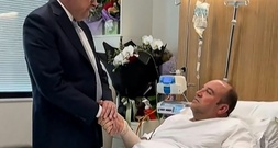 Nach Anschlag in Sydney: Australiens Premier besucht Helden von Bondi Beach im Krankenhaus