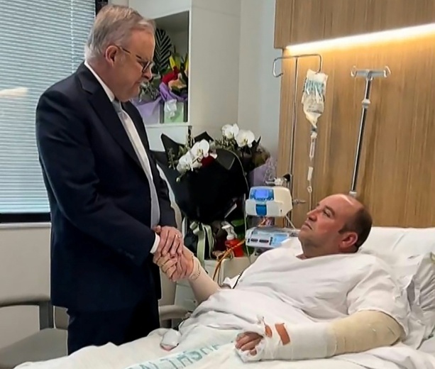 Bild vergr&ouml;&szlig;ern: Nach Anschlag in Sydney: Australiens Premier besucht Helden von Bondi Beach im Krankenhaus