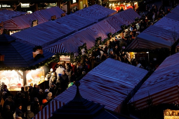 Bild vergr&ouml;&szlig;ern: Rechtsextreme Musik auf Weihnachtsmarkt: Staatsschutz ermittelt in Niedersachsen