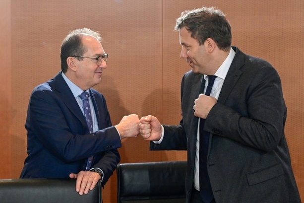 Bild vergr&ouml;&szlig;ern: Dobrindt will überwiegenden Teil von Afghanen mit Zusage nach Deutschland holen