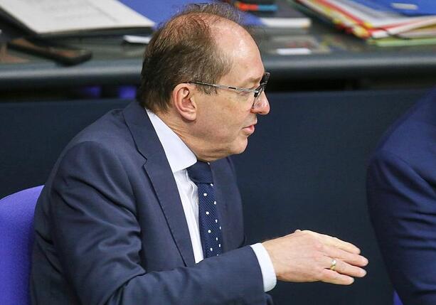 Bild vergr&ouml;&szlig;ern: Dobrindt will weitere 535 Afghanen nach Deutschland holen