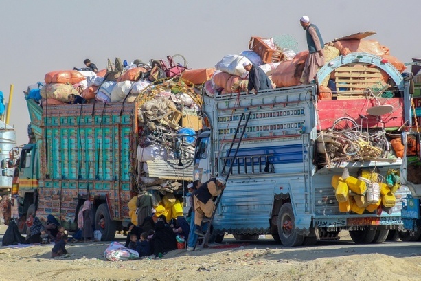 Bild vergr&ouml;&szlig;ern: Dobrindt: 535 Afghanen mit Aufnahmezusage kommen bis Jahresende nach Deutschland