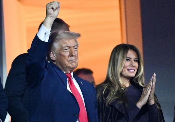 Bild vergr&ouml;&szlig;ern: Trump drückt Kulturzentrum in Washington seinen Namen auf