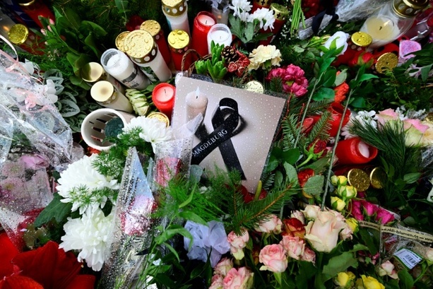 Bild vergr&ouml;&szlig;ern: Gedenken ein Jahr nach Anschlag auf Magdeburger Weihnachtsmarkt mit Kanzler Merz