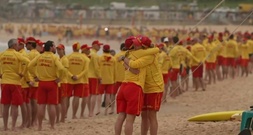 Rettungsschwimmer am Bondi Beach in Sydney gedenken der Anschlagsopfer
