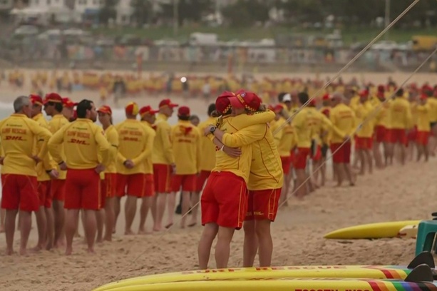 Bild vergr&ouml;&szlig;ern: Rettungsschwimmer am Bondi Beach in Sydney gedenken der Anschlagsopfer