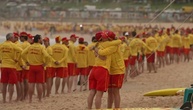 Rettungsschwimmer am Bondi Beach in Sydney gedenken der Anschlagsopfer