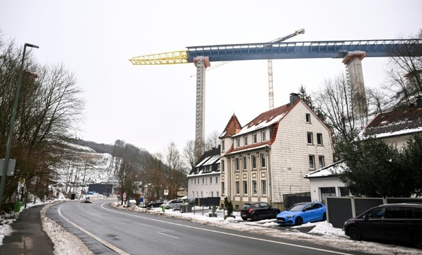 Bild vergr&ouml;&szlig;ern: Neue Autobahnbrücke Rahmede in Südwestfalen wird eingeweiht