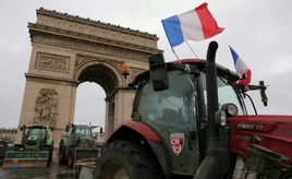 Traktoren am Eiffelturm: Französische Bauern protestieren gegen Mercosur