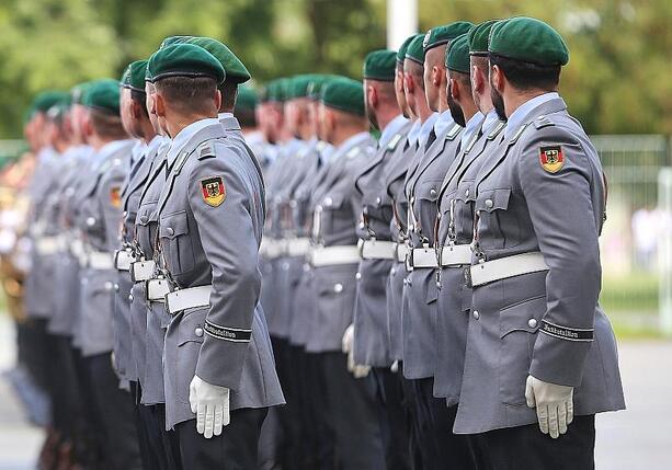 Bild vergr&ouml;&szlig;ern: Pistorius will dieses Jahr 20.000 Freiwillige rekrutieren