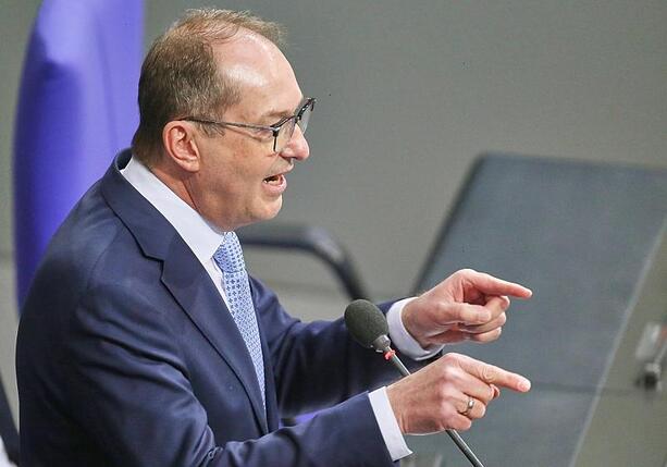 Bild vergr&ouml;&szlig;ern: Dobrindt will nach Cyberangriffen künftig zurückschlagen