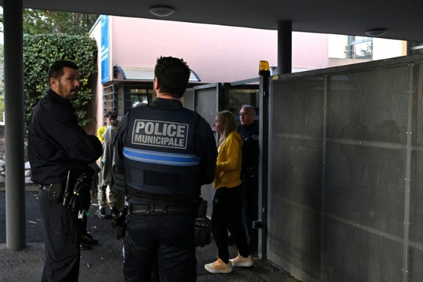 Bild vergr&ouml;&szlig;ern: Messerangriff an Schule in Frankreich: 14-Jähriger verletzt Lehrerin lebensgefährlich