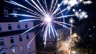 Tödlicher Brand durch Silvesterrakete: Zwei Verdächtige in Bayern ermittelt