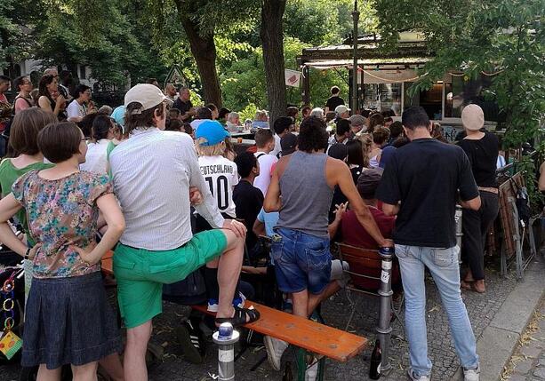 Bild vergr&ouml;&szlig;ern: Bundesregierung macht Weg für Public Viewing bei Fußball-WM frei