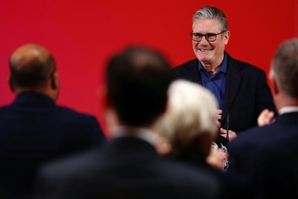 Bild vergr&ouml;&szlig;ern: Scharfe Kritik nach Epstein-Enthüllungen: Britischer Premier  Starmer lehnt Rücktritt ab