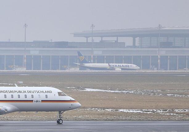 Bild vergr&ouml;&szlig;ern: Flughafen BER stellt wegen Blitzeis erneut Betrieb ein