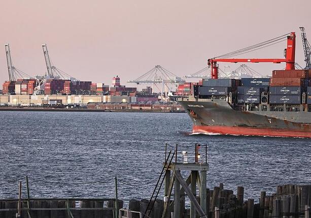 Bild vergr&ouml;&szlig;ern: Mehr Exporte im Dezember - China löst USA als Haupthandelspartner ab