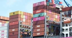 Deutsche Exporte 2025 leicht gestiegen - Ausfuhren in USA stark gesunken