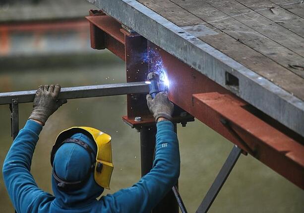 Bild vergr&ouml;&szlig;ern: Arbeitnehmeranteil an Sozialbeiträgen wächst