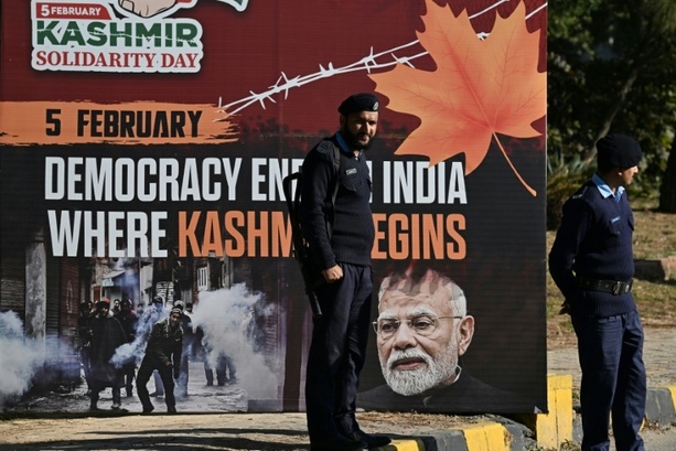 Bild vergr&ouml;&szlig;ern: Mindestens 31 Tote und über 100 Verletzte bei Anschlag auf Moschee in Islamabad