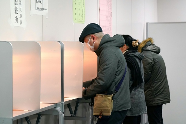 Bild vergr&ouml;&szlig;ern: Vorgezogene Wahl in Japan begonnen - Sieg für Regierungschefin Takaichi erwartet