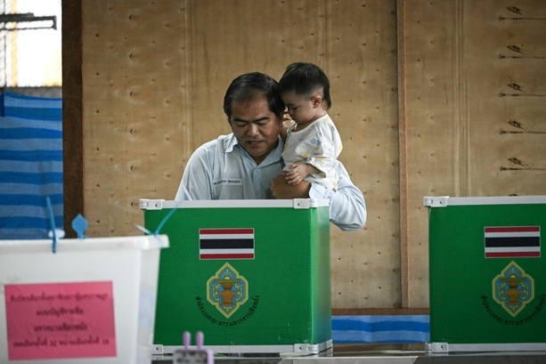 Bild vergr&ouml;&szlig;ern: Wahl in Thailand hat begonnen - Konservativer Regierungschef hofft auf Bestätigung