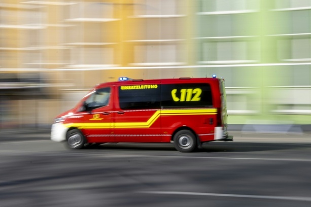 Bild vergr&ouml;&szlig;ern: Tödlicher Unfall auf Autobahn: Gestürzter Motorradfahrer von Lastwagen überrollt