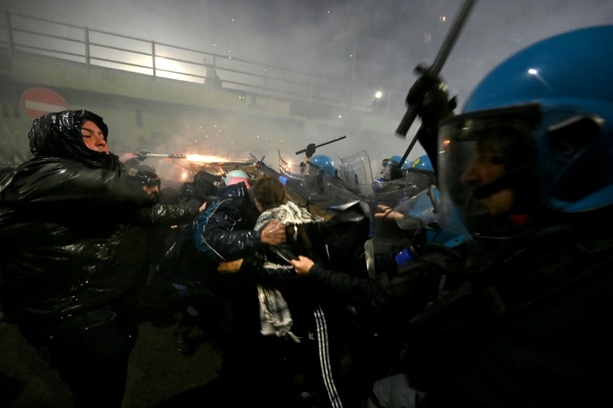 Bild vergr&ouml;&szlig;ern: Zusammenstöße bei Protesten gegen Olympische Spiele und US-Behörde ICE in Mailand