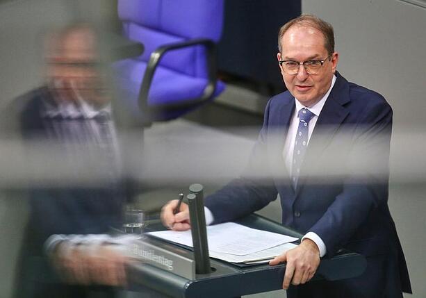 Bild vergr&ouml;&szlig;ern: Dobrindt will neue Befugnisse für Verfassungsschutz