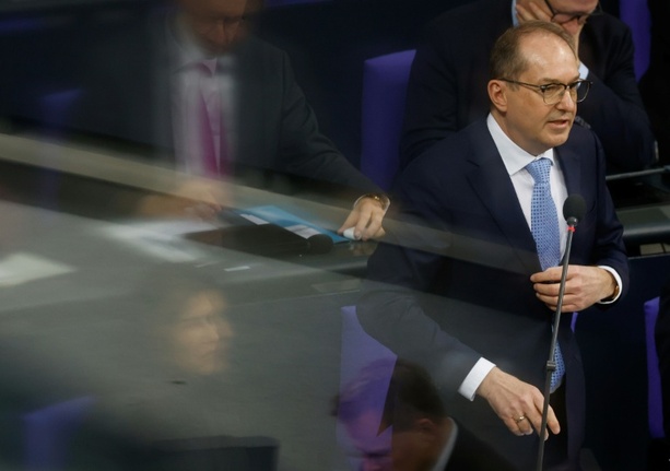 Bild vergr&ouml;&szlig;ern: Innenminister Dobrindt kündigt neue Befugnisse für Verfassungsschutz an