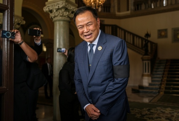 Bild vergr&ouml;&szlig;ern: Nach Wahlsieg: Thailändischer Regierungschef bereitet sich auf Koalitionsverhandlungen vor