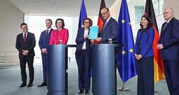 EFI-Gutachten: Expertenkommission übergibt Empfehlungen an Kanzler