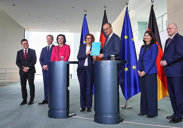 Bild vergr&ouml;&szlig;ern: EFI-Gutachten: Expertenkommission übergibt Empfehlungen an Kanzler