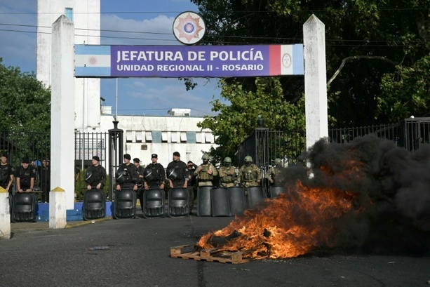 Bild vergr&ouml;&szlig;ern: Argentinien: Polizeibeamte protestieren für höhere Gehälter