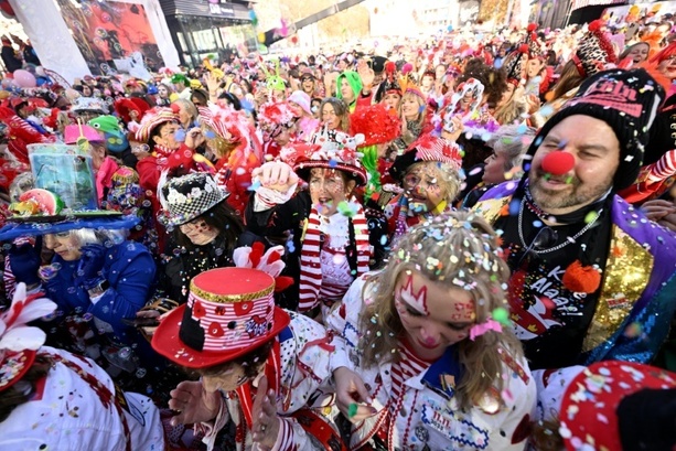 Bild vergr&ouml;&szlig;ern: Straßenkarneval im Rheinland beginnt mit Weiberfastnacht