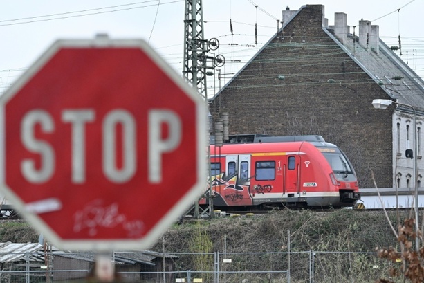 Bild vergr&ouml;&szlig;ern: Radlader gerät mit Heck auf Bahngleise: Zusammenstoß mit S-Bahn in Bayern