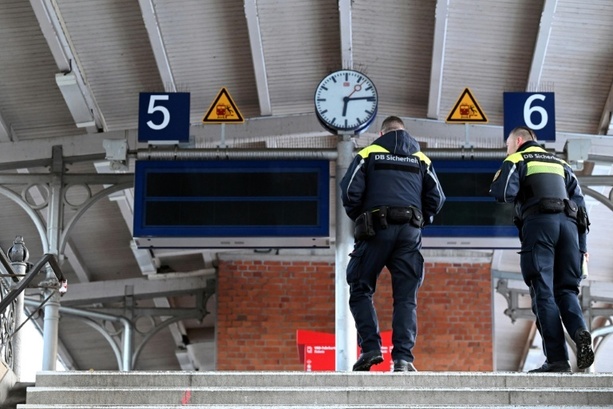 Bild vergr&ouml;&szlig;ern: Sicherheitsgipfel der Bahn nach gewaltsamem Tod von Zugbegleiter